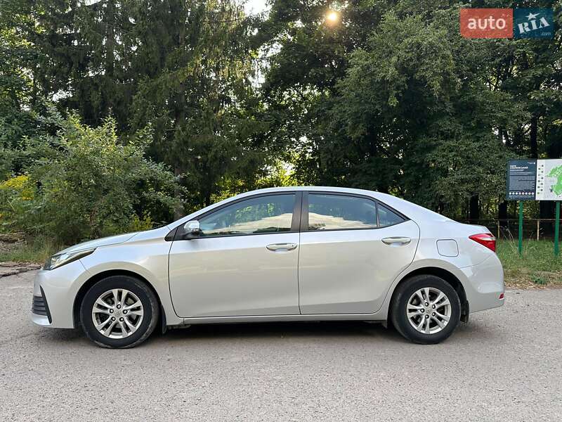 Седан Toyota Corolla 2018 в Львове