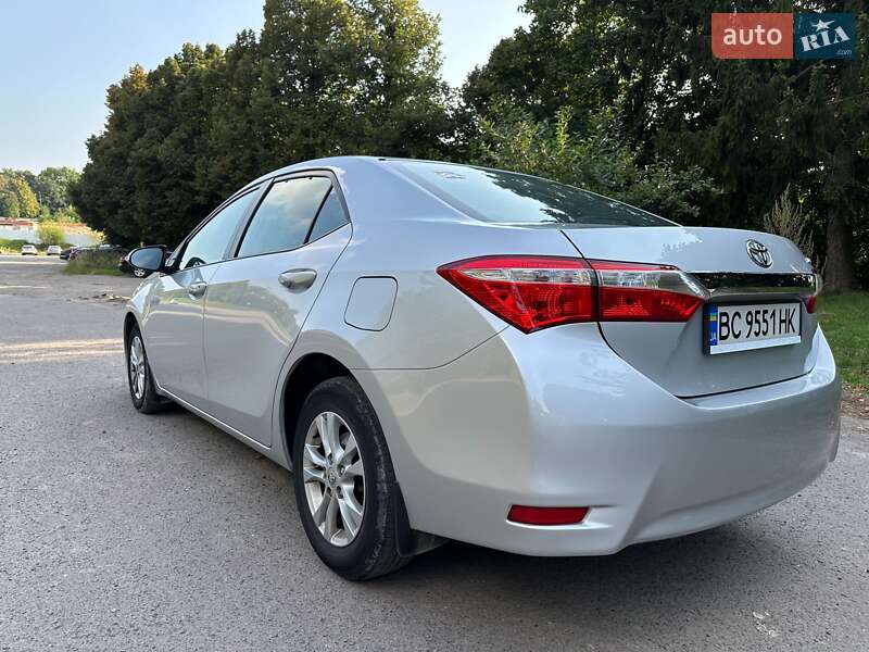 Седан Toyota Corolla 2018 в Львове