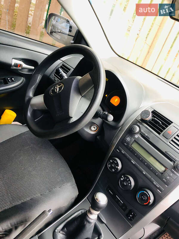 Седан Toyota Corolla 2010 в Славянске