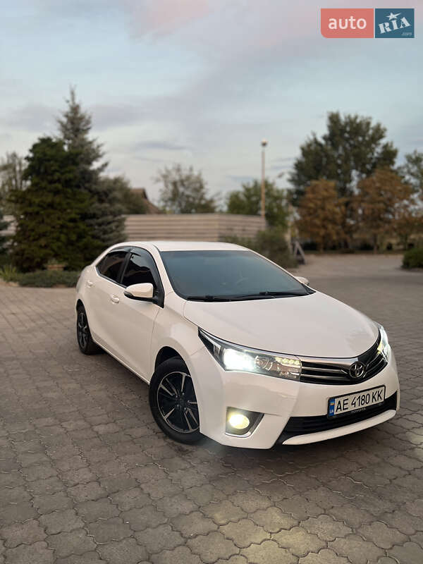 Седан Toyota Corolla 2016 в Павлограді
