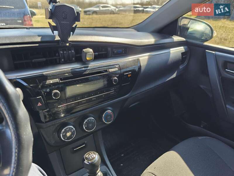 Седан Toyota Corolla 2013 в Зенькове