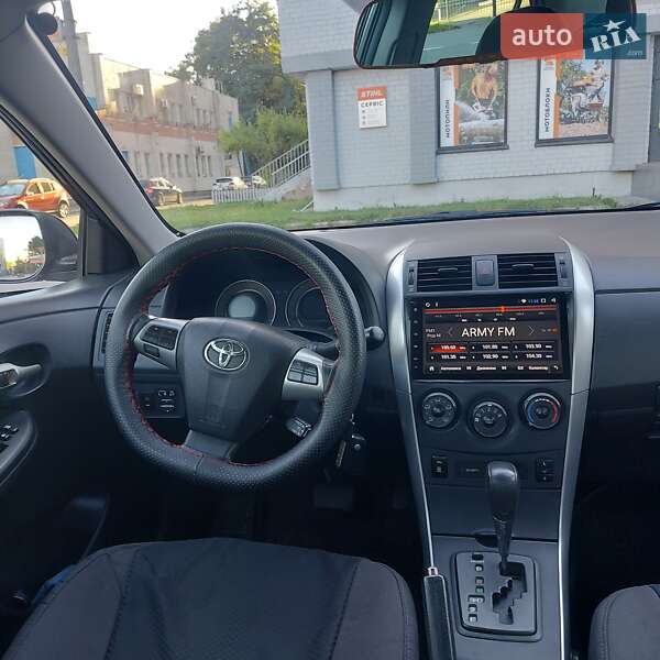Седан Toyota Corolla 2013 в Чернигове