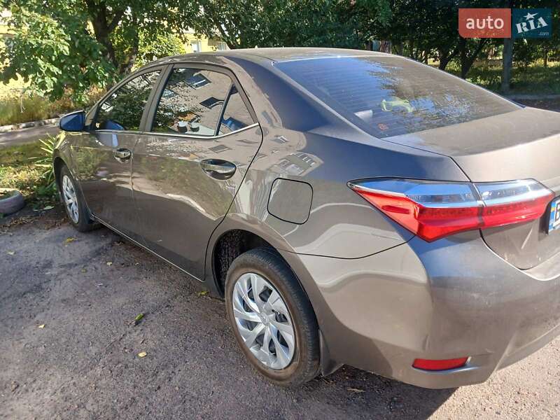 Седан Toyota Corolla 2017 в Сумах