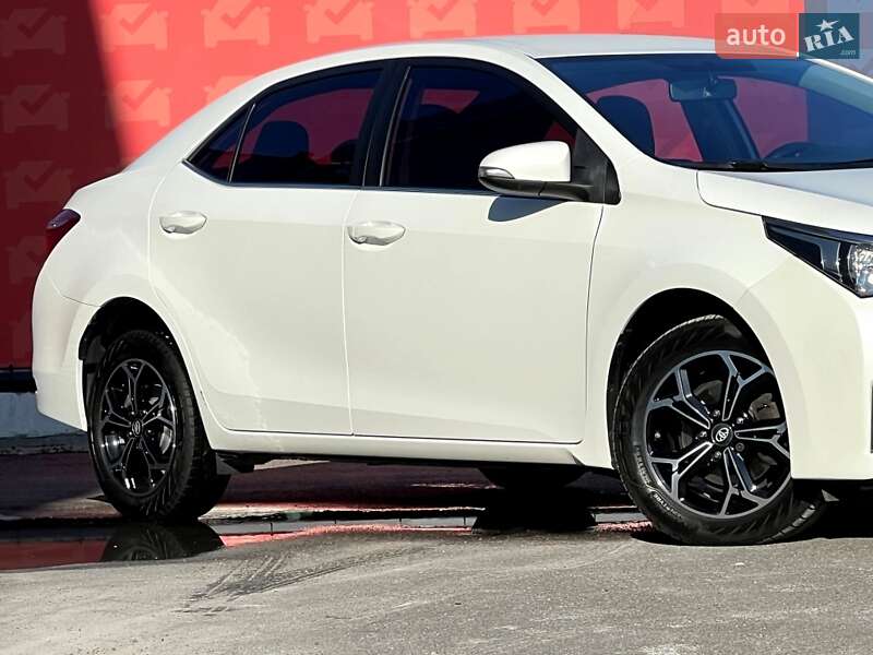 Седан Toyota Corolla 2013 в Києві