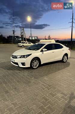 Седан Toyota Corolla 2015 в Ужгороді