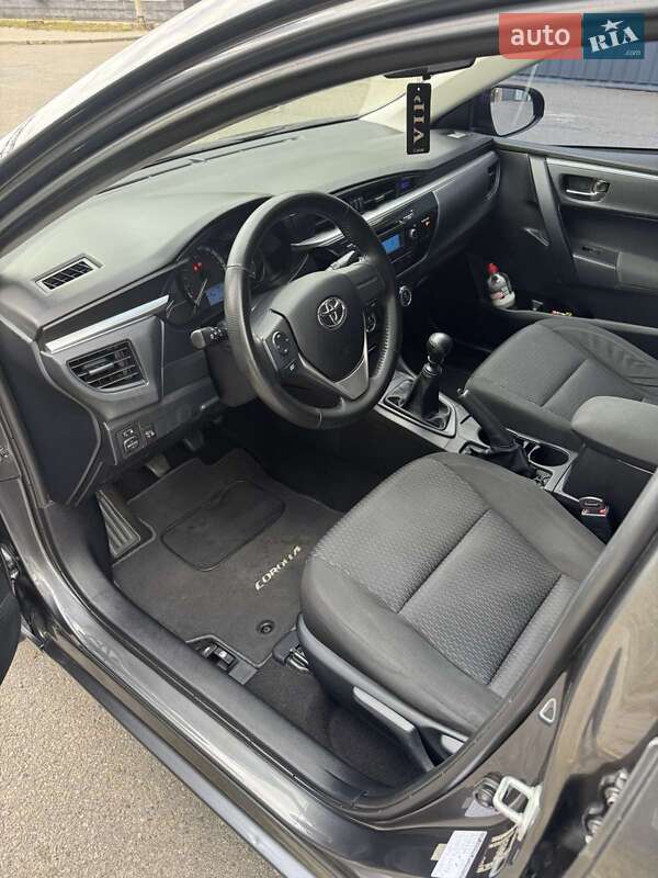 Седан Toyota Corolla 2015 в Дніпрі