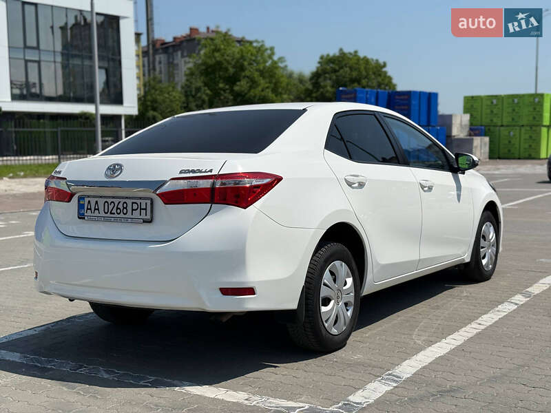 Седан Toyota Corolla 2015 в Івано-Франківську