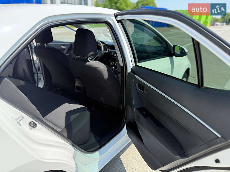 Седан Toyota Corolla 2015 в Івано-Франківську