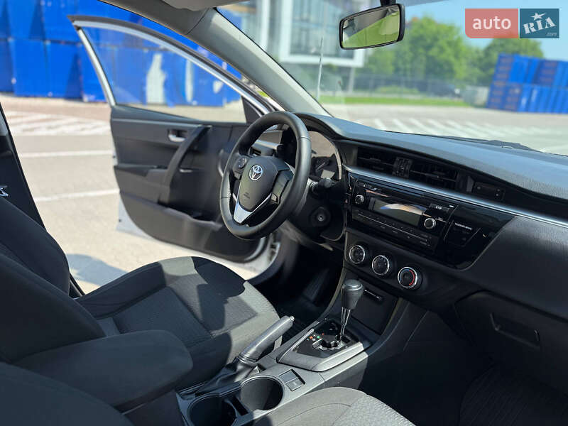 Седан Toyota Corolla 2015 в Івано-Франківську