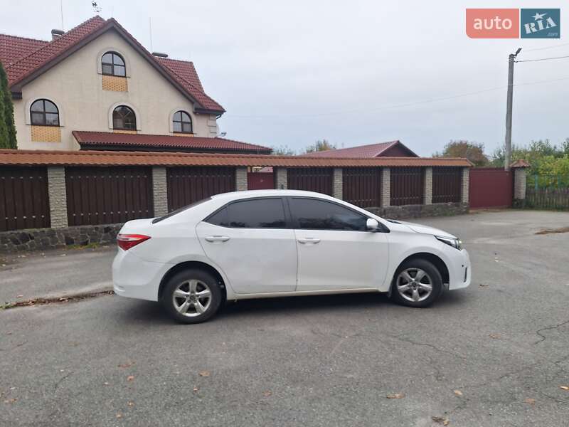Седан Toyota Corolla 2013 в Киеве
