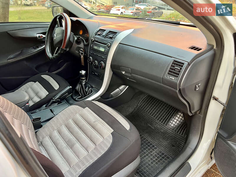 Седан Toyota Corolla 2012 в Львові