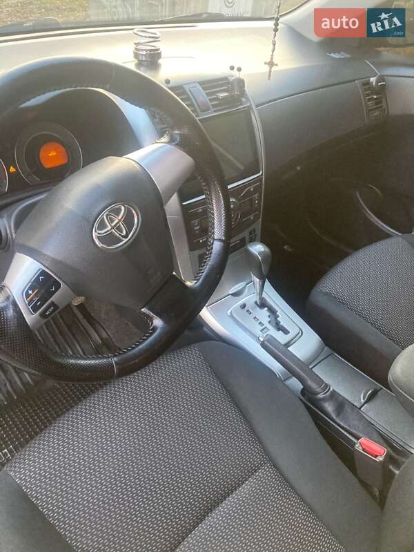 Седан Toyota Corolla 2010 в Львові