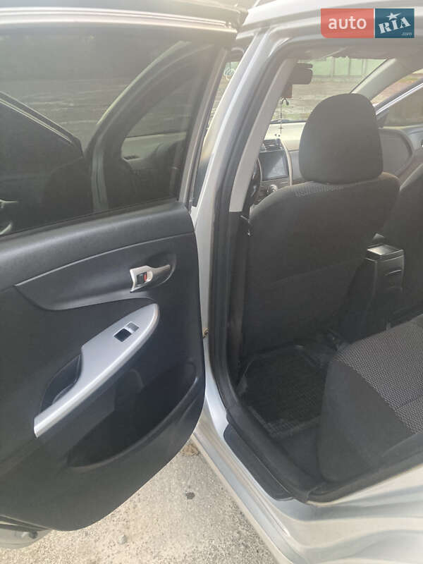 Седан Toyota Corolla 2010 в Львові