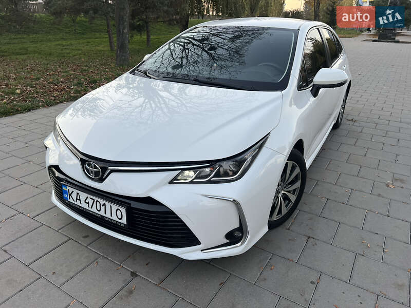 Седан Toyota Corolla 2019 в Киеве