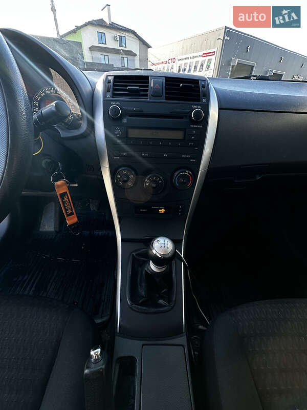 Седан Toyota Corolla 2011 в Львові