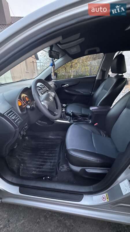 Седан Toyota Corolla 2011 в Ровно