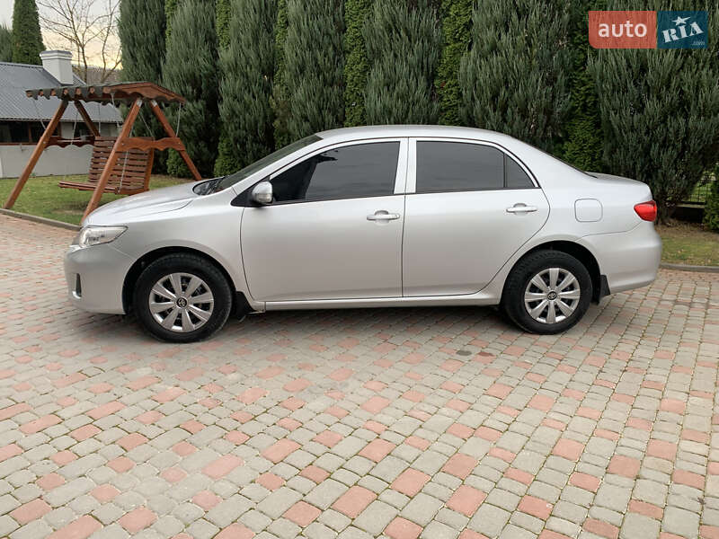 Седан Toyota Corolla 2011 в Дрогобыче