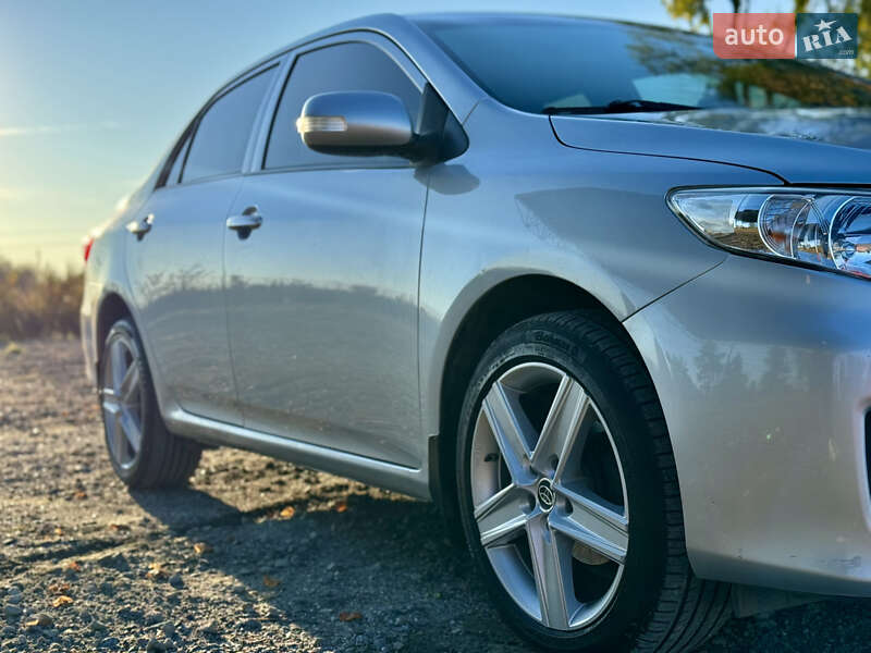 Седан Toyota Corolla 2011 в Самборе