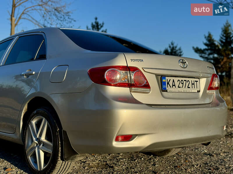 Седан Toyota Corolla 2011 в Самборе
