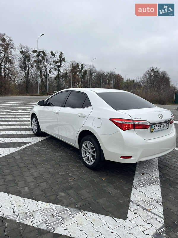 Седан Toyota Corolla 2013 в Тульчине