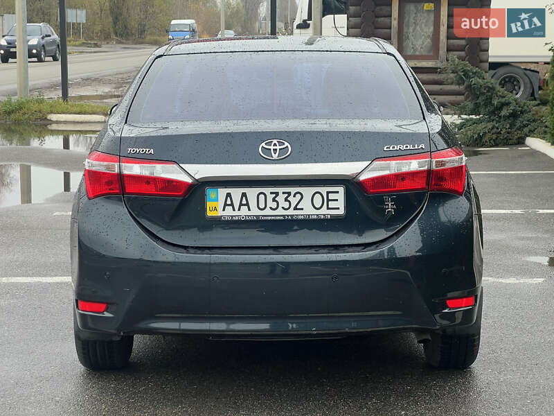 Седан Toyota Corolla 2013 в Киеве