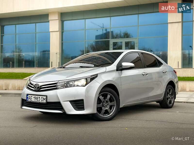 Седан Toyota Corolla 2014 в Днепре
