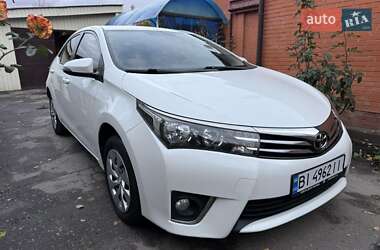 Седан Toyota Corolla 2015 в Краснограді