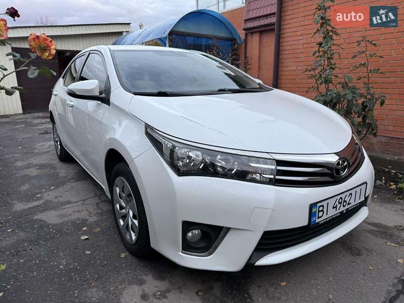 Седан Toyota Corolla 2015 в Краснограде