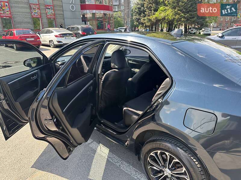 Седан Toyota Corolla 2014 в Днепре