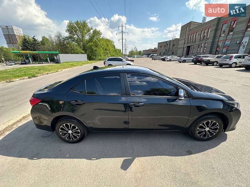 Седан Toyota Corolla 2014 в Днепре