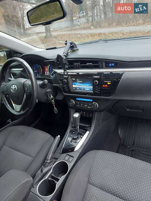 Седан Toyota Corolla 2015 в Полтаве