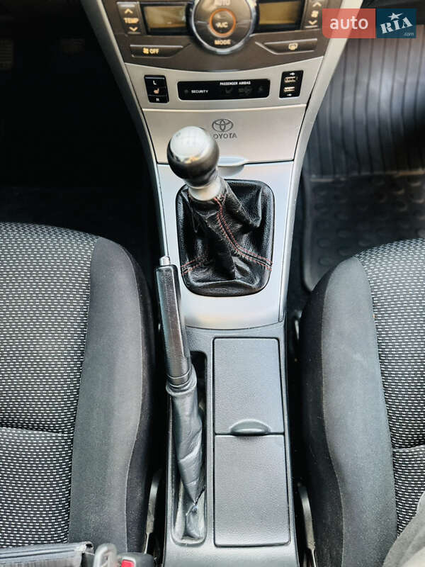 Седан Toyota Corolla 2011 в Кам'янець-Подільському