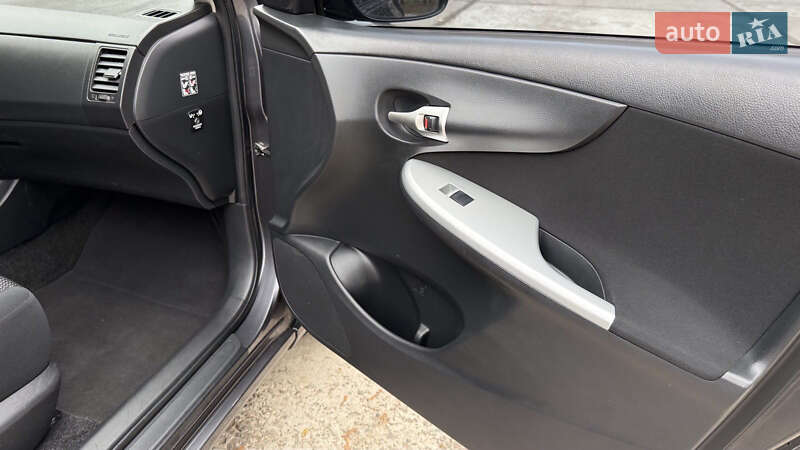 Седан Toyota Corolla 2010 в Жовтих Водах