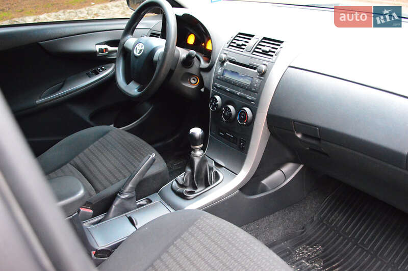 Седан Toyota Corolla 2011 в Лебедине