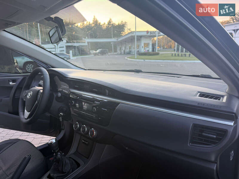 Седан Toyota Corolla 2014 в Дніпрі