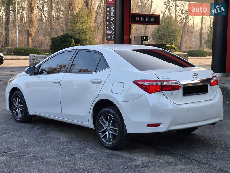 Седан Toyota Corolla 2015 в Харкові