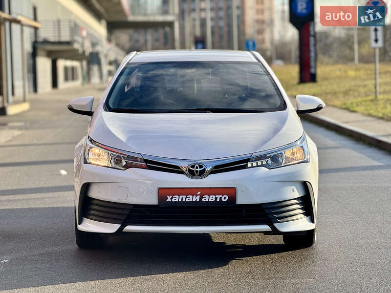 Седан Toyota Corolla 2017 в Киеве