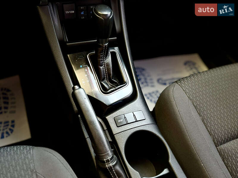 Седан Toyota Corolla 2017 в Киеве