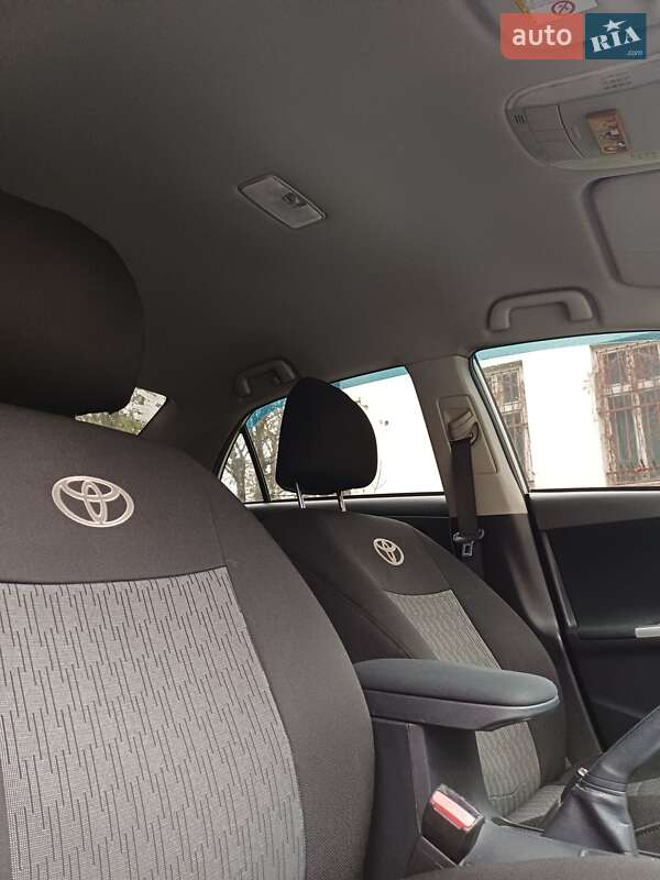 Седан Toyota Corolla 2011 в Львові