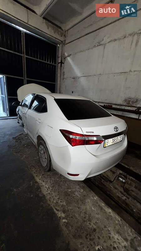 Седан Toyota Corolla 2015 в Лубнах