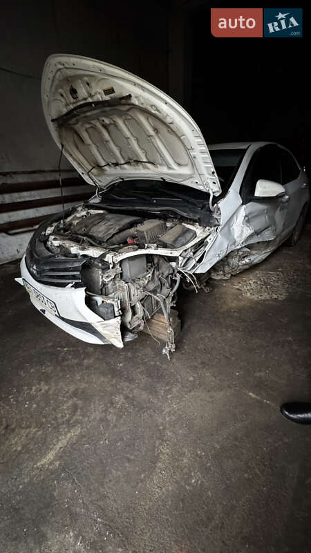 Седан Toyota Corolla 2015 в Лубнах