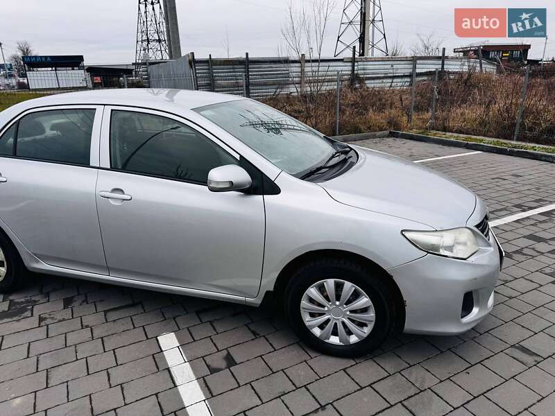 Седан Toyota Corolla 2012 в Ивано-Франковске
