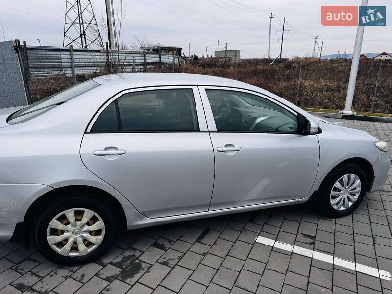 Седан Toyota Corolla 2012 в Ивано-Франковске