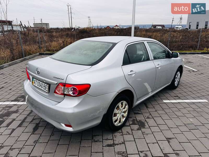 Седан Toyota Corolla 2012 в Ивано-Франковске