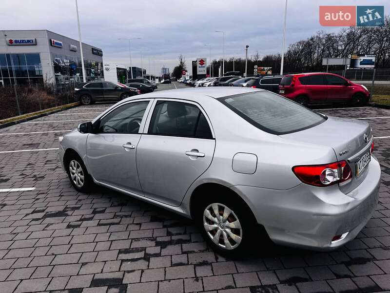 Седан Toyota Corolla 2012 в Ивано-Франковске