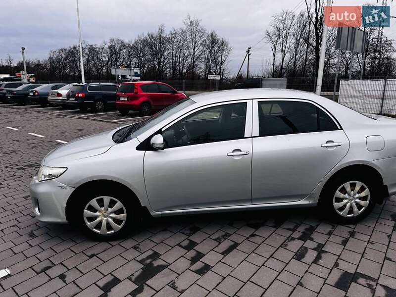 Седан Toyota Corolla 2012 в Ивано-Франковске