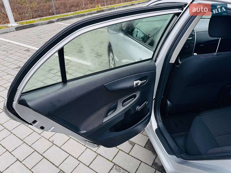 Седан Toyota Corolla 2012 в Ивано-Франковске