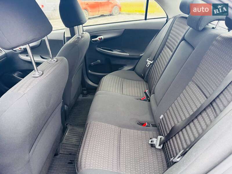 Седан Toyota Corolla 2012 в Ивано-Франковске