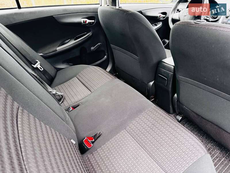 Седан Toyota Corolla 2012 в Ивано-Франковске