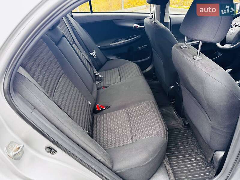 Седан Toyota Corolla 2012 в Ивано-Франковске